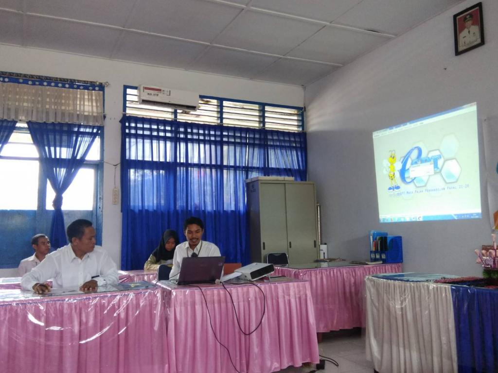 Pemberian materi oleh pegawai KP2KP Polewali