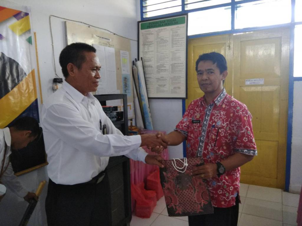 Pemberian apresiasi kepada Perwakilan Dinas Pendidikan dan Kebudayaan Kab. Polewali Mandar