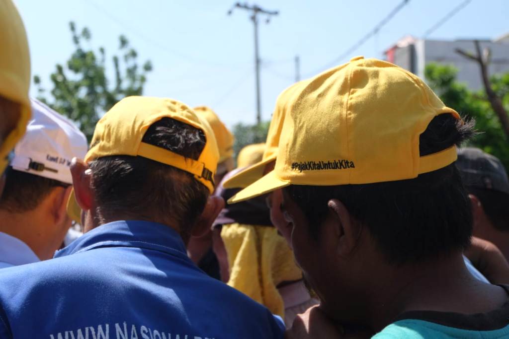 Selain bingkisan, para pengayuh becak juga diberikan topi sadar pajak