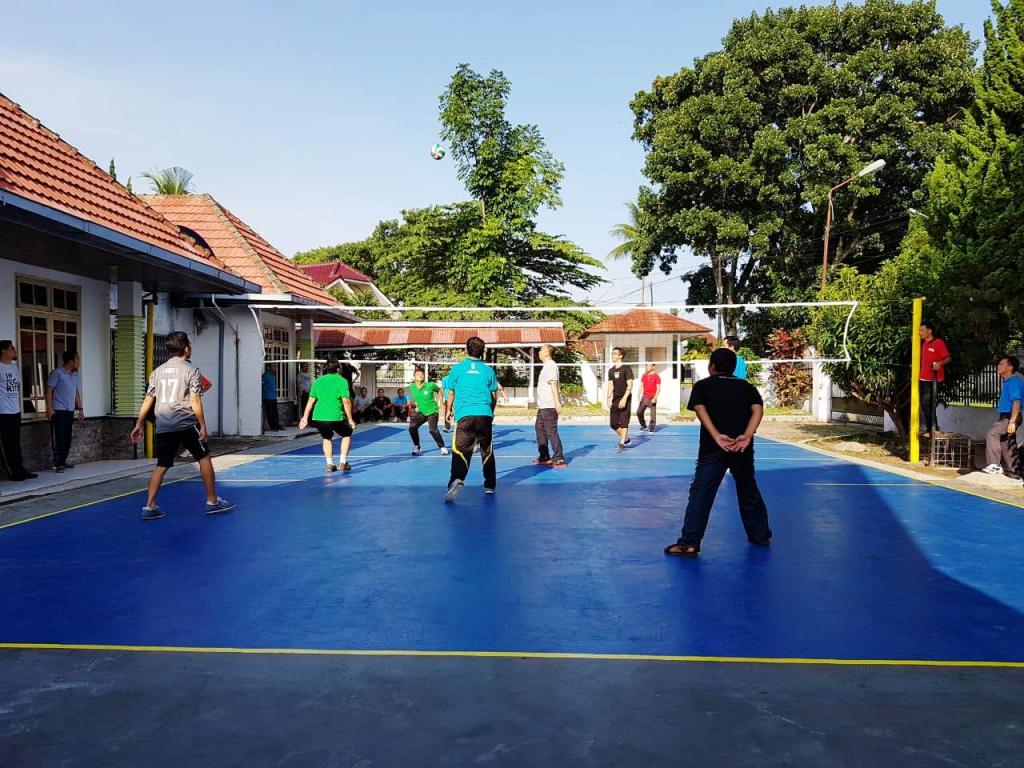 Beberapa pegawai sedang melangsungkan olah raga bola voli di lapangan serbaguna depan mes eks karikpa yang baru diselesaikan
