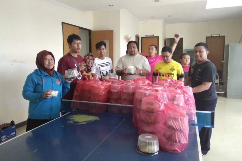 Jumat Krida kali ini ditutup dengan sarapan tumini, si tumpeng mini.