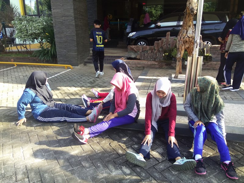 Adik-adik OJT melepas lelah setelah berolahraga.