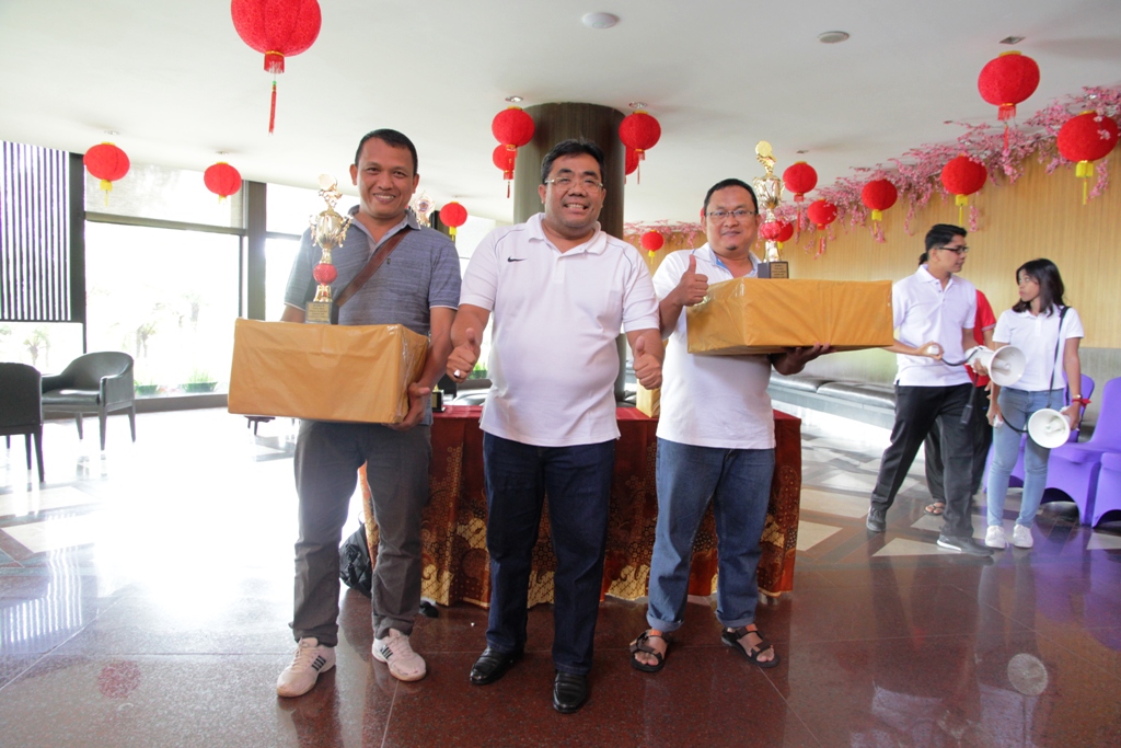 Penyerahan Hadiah kepada Para Pemenang Lomba oleh Kakanwil