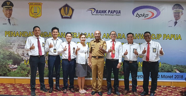 Tim Kanwil DJP Papua dan Maluku serta tim KPP Pratama Jayapura berfoto bersama Walikota Jayapura