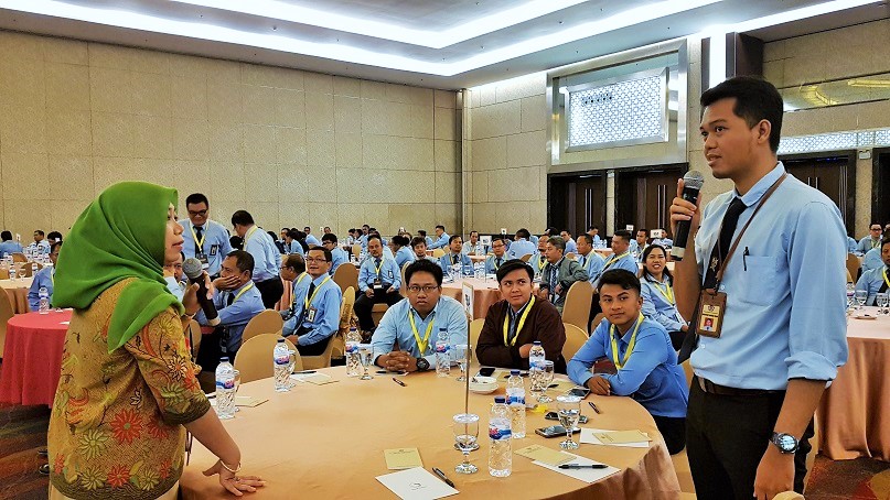 Salah satu peserta berinteraksi dengan Staf Ahli Menteri Keuangan Bidang Kepatuhan Perpajakan Puspita Wulandari