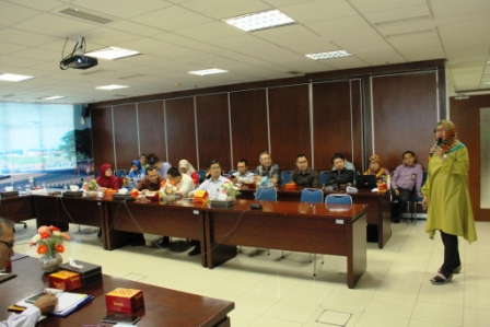 Kasi Bimbingan Penyuluhan dan Pengelolaan Dokumen Evi Zunaira menyampaikan materi mengenai PP 23/2018