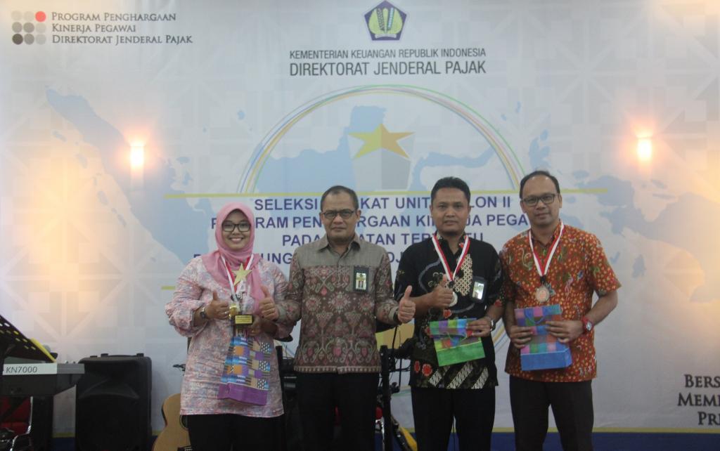 Slamet Sutantyo Bersama Eselon IV Berprestasi di Lingkungan DJP Kalbar.