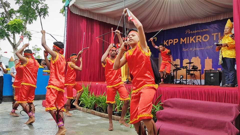 Tarian daerah Tual memeriahkan acara Peresmian Uji Coba KPP Mikro Tual