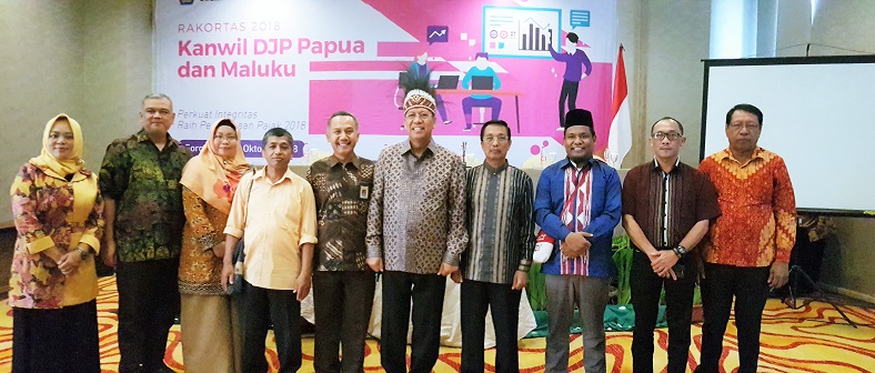 Direktur Jenderal Pajak (Dirjen Pajak) Robert Pakpahan, Kepala Kanwil DJP Papua dan Maluku Wansepta Nirwanda berfoto bersama tim dari Universitas Muhammadiyah Sorong