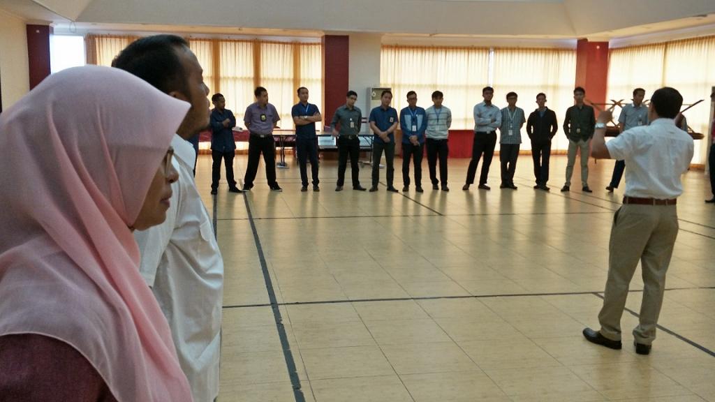 Pegawai KPP Pratama Timika mendengarkan arahan dari Hartanto