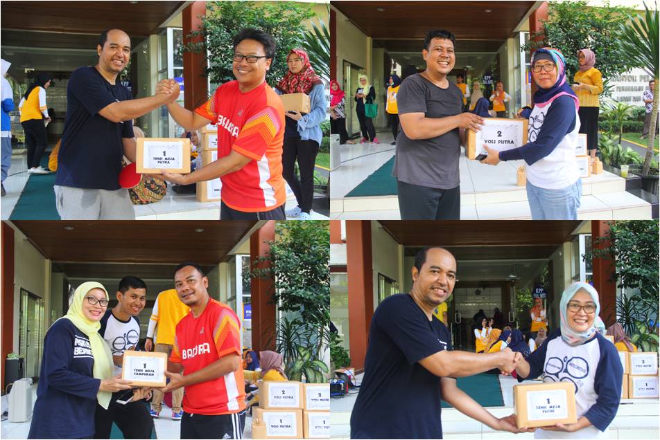 Panitia memberikan hadiah kepada perwakilan juara