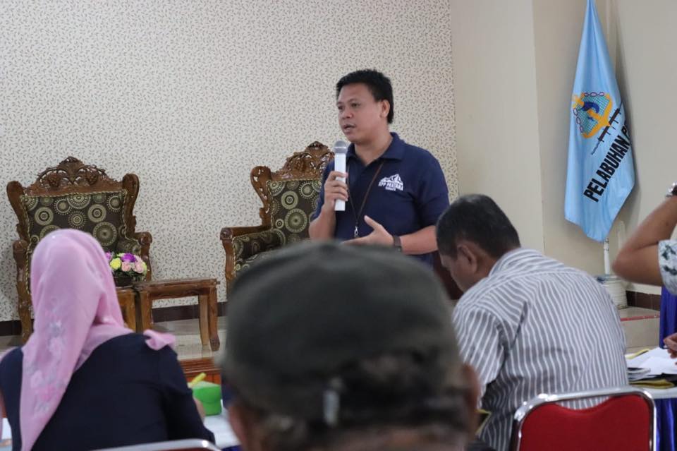 Petugas KPP Pratama Ternate membawakan Materi Perpajakan kepada Para Peserta