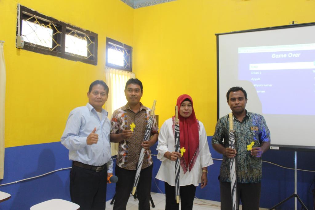 Pemberian souvenir bagi para juara Kuis Pajak