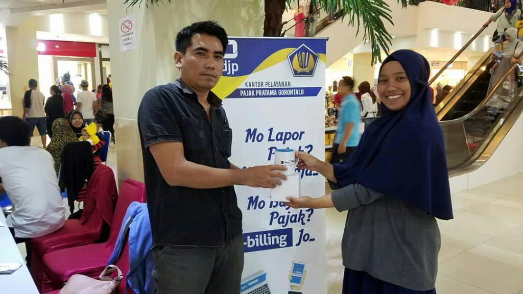 Pemberian souvenir kepada Wajib Pajak yang lapor