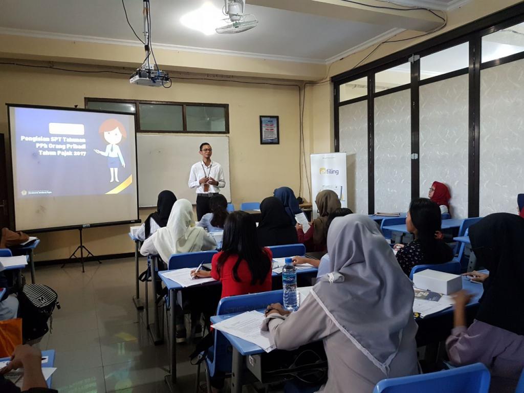 In frame, pelaksana P2Humas Kanwil DJP Kaltimra Agus Sugianto