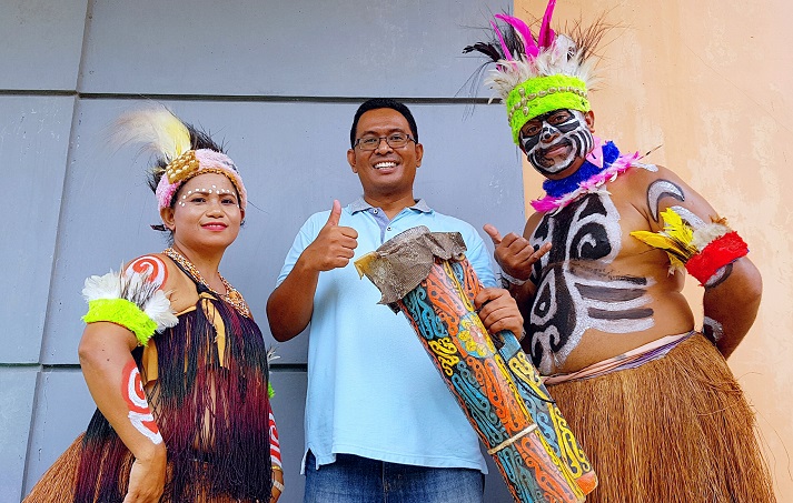 Panitia pekan panutan menghibur tamu dengan tarian tradisional Papua