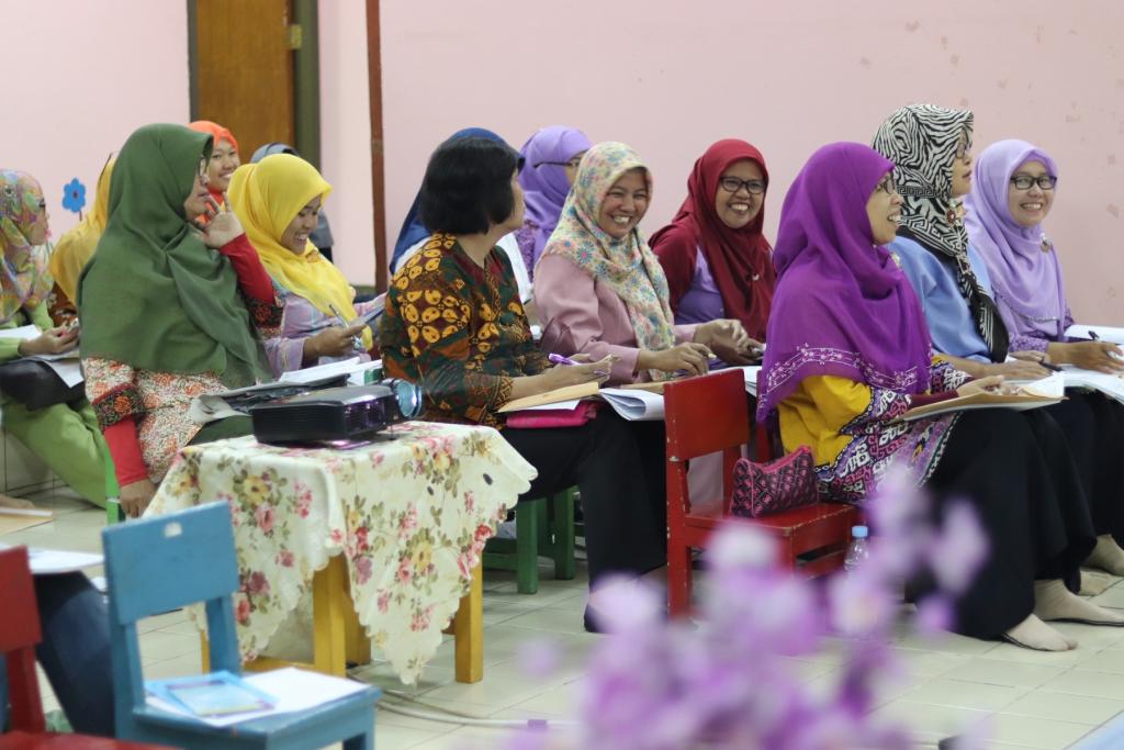 Peserta yang terdiri dari Kepala Yayasan dan Para Guru terlihat menyimak penjelasan narasumber