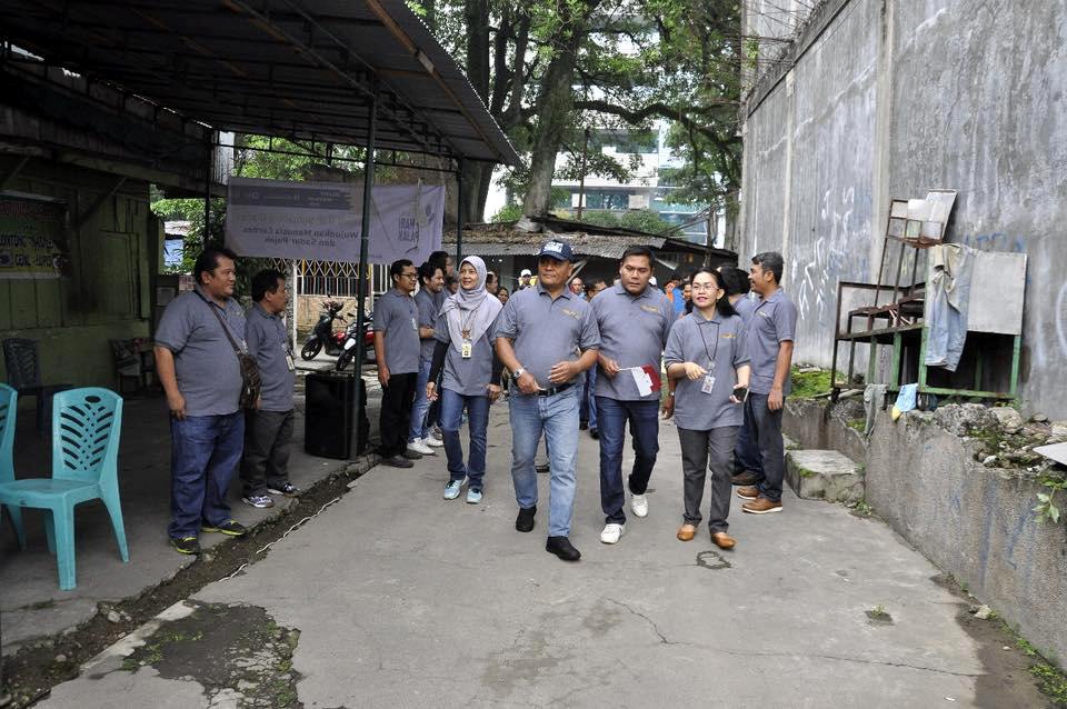 Tim Bakti Sosial berkeliling ke rumah warga kurang mampu