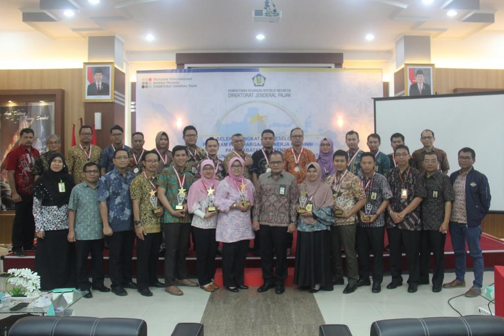 Seluruh Pemenang Pegawai Berprestasi Bersama Bapak Slamet Sutantyo dan Jajaran Eselon III.