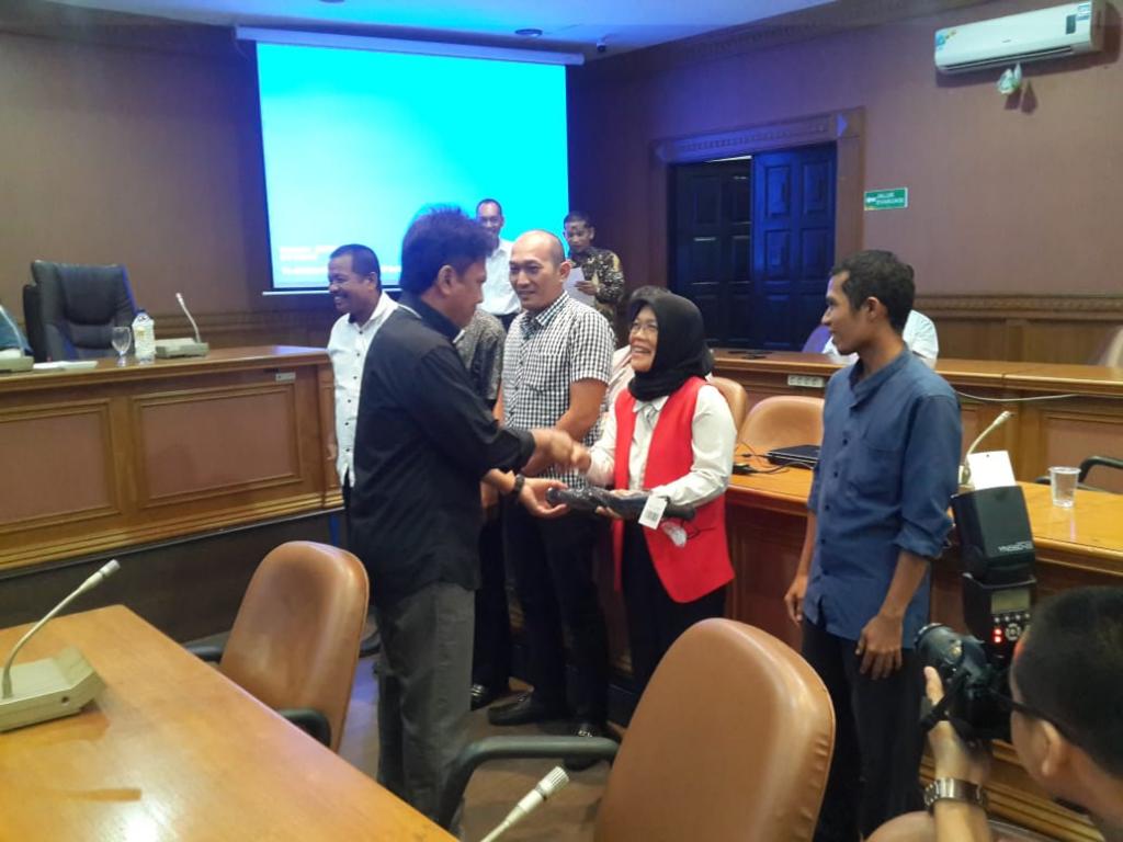 Penyerahan souvenir kepada peserta terbaik oleh Wakil Rektor II Universitas Sumatera Utara