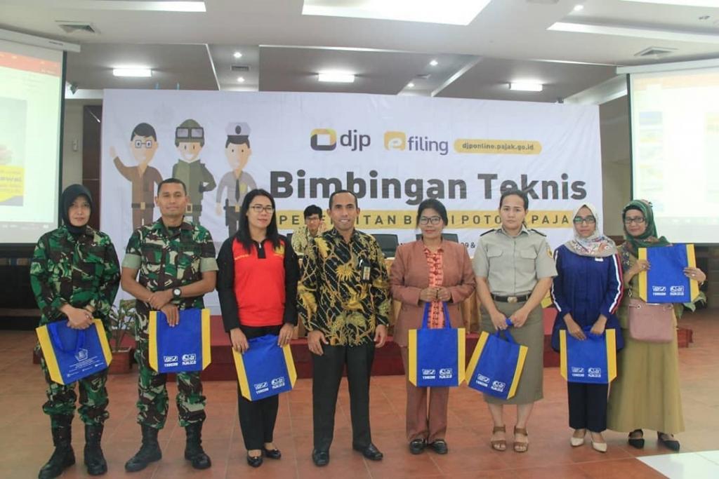 Foto bersama dengan peserta bimbingan teknis yang mendapat hadiah