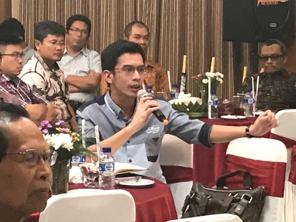 Para peserta antusias bertanya dan berdiskusi