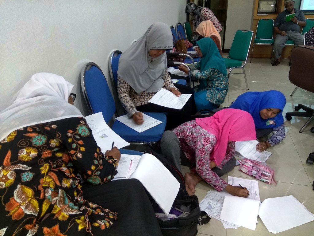 Saking ramainya peminat, ada beberapa Wajib Pajak yang mengisi formulir dengan posisi lesehan. KPP Pratama Tuban berharap agar Wajib Pajak, terutama yang baru terdaftar dan belum mengerti cara pengisian laporan tahunan, tidak sungkan untuk datang mengikuti bimbingan.