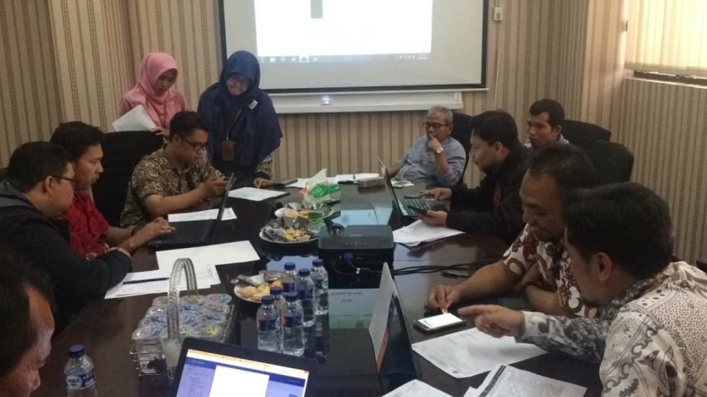Pegawai Bank BRI Kuningan antusias mengisi SPT Tahunan dengan laptop atau gawai masing-masing
