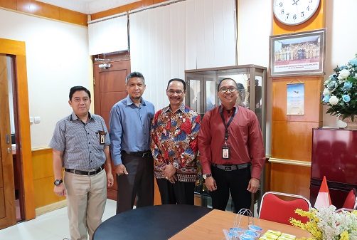 Kepala BPKAD Pemkot Jayapura Dr. Adolf Siahay, SE, M.Si, Ak.CA. berfoto bersama tim Kanwil DJP Papua dan Maluku