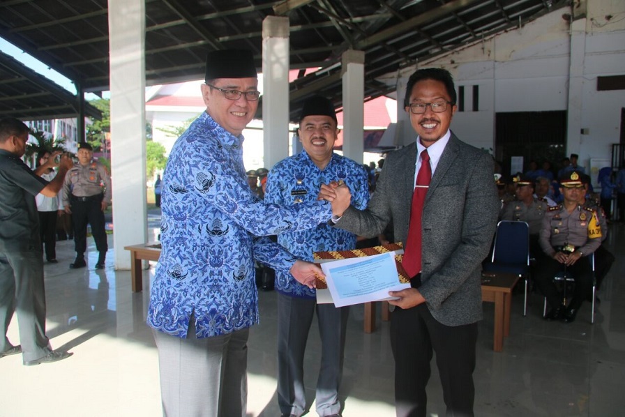 (kiri-kanan) Wakil Bupati Maros, Harmil Mattotorang, Bupati Maros, Hatta Rahman, dan Kepala KPP Pratama Maros, Muhammad Armadari