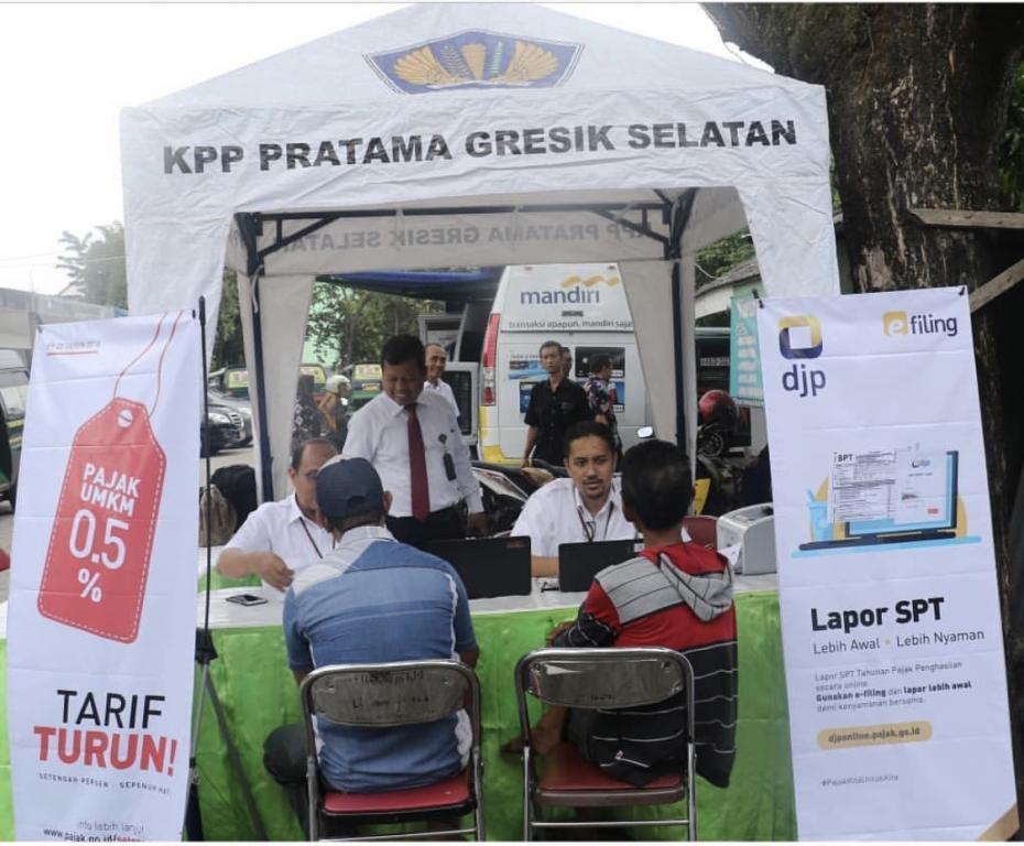 Kepala KPP Pratama Gresik Selatan, Rahmat Basuki melakukan pemantauan Mobile Tax Unit.