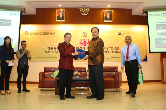 Penyerahan cinderamata oleh rektor Universitas UIB kepada Kepala Kanwil DJP Riau Kepri