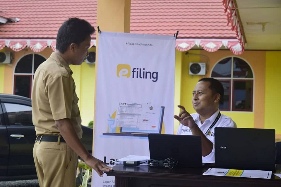 Petugas melayani wajib pajak konsultasi SPT Tahunan