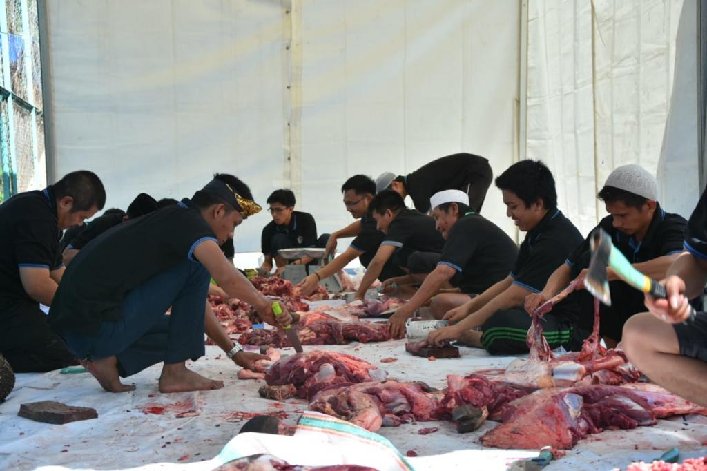 Para petugas kurban mengolah daging kurban