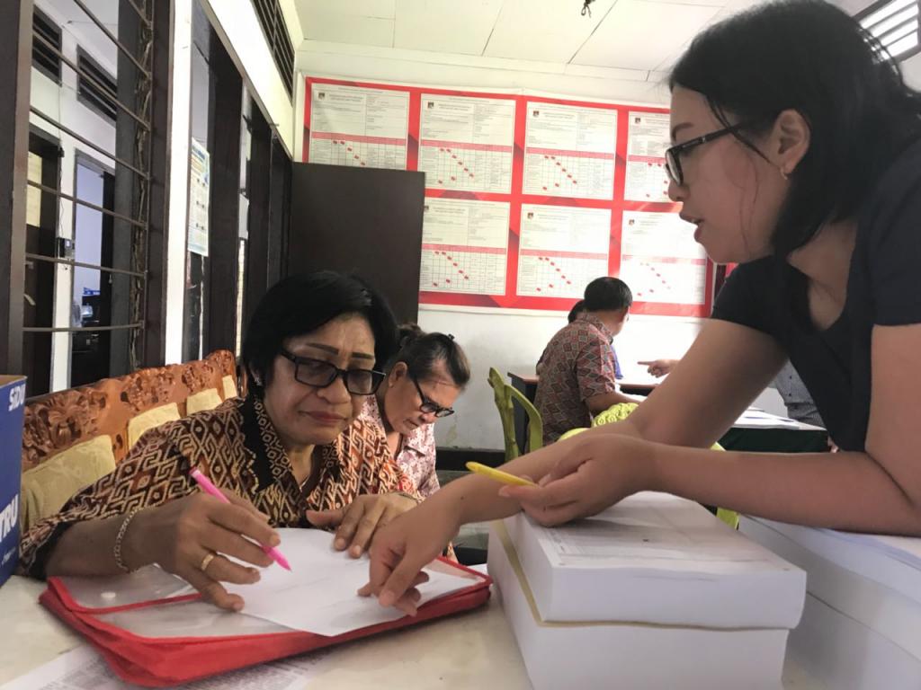 Petugas sigap membantu wajib pajak dalam pengisian formulir pajak