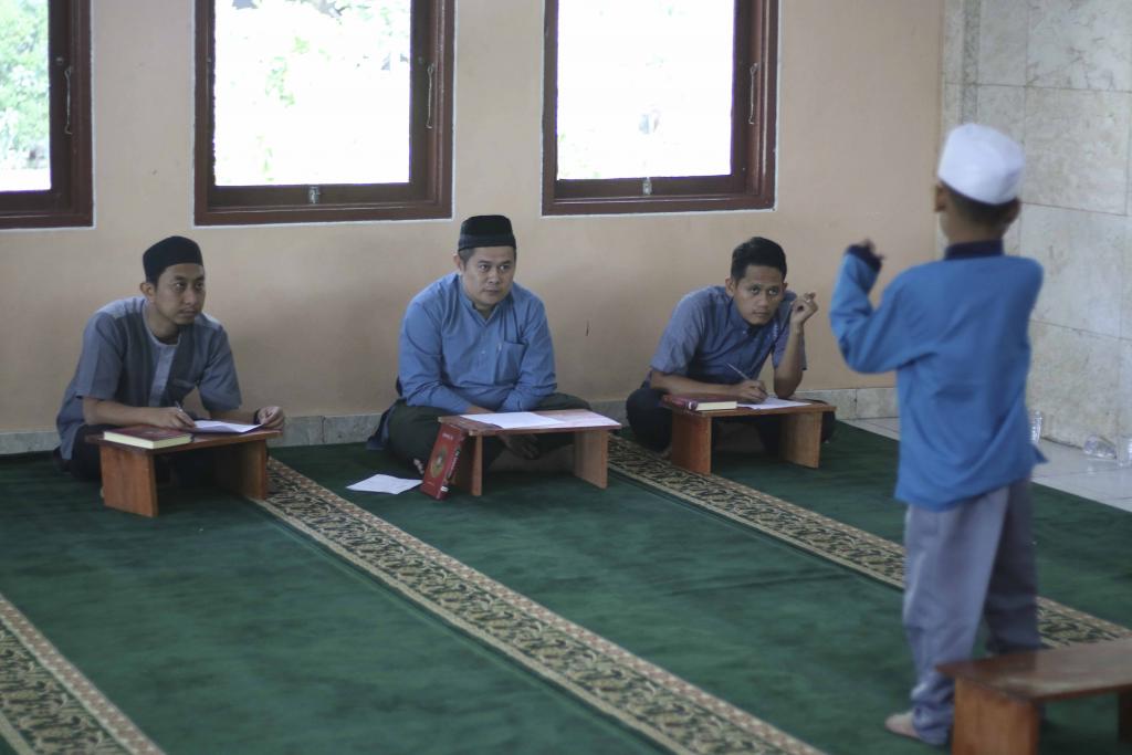 Juri tengah menyimak peserta lomba adzan