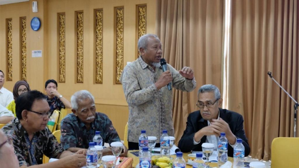 Pertanyaan pertama dari anggota AKP2I Abdul Rahman