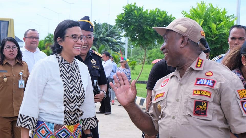 Menteri Keuangan menyapa petugas di Pos Lintas Batas Negara (PLBN) Skouw, Jayapura-Papua