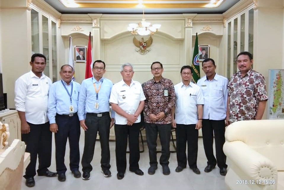 Bupati Kepulauan Aru dan Plt.KPP Pratama Ambon beserta peserta rapat koordinasi berfoto bersama