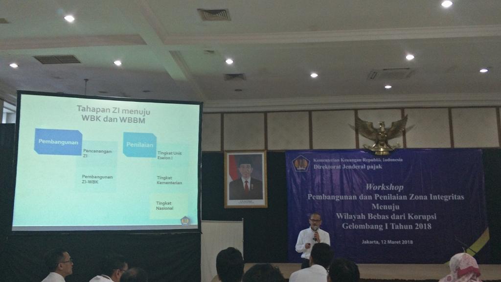 Auditor Inspektorat Jenderal Memaparkan Materi