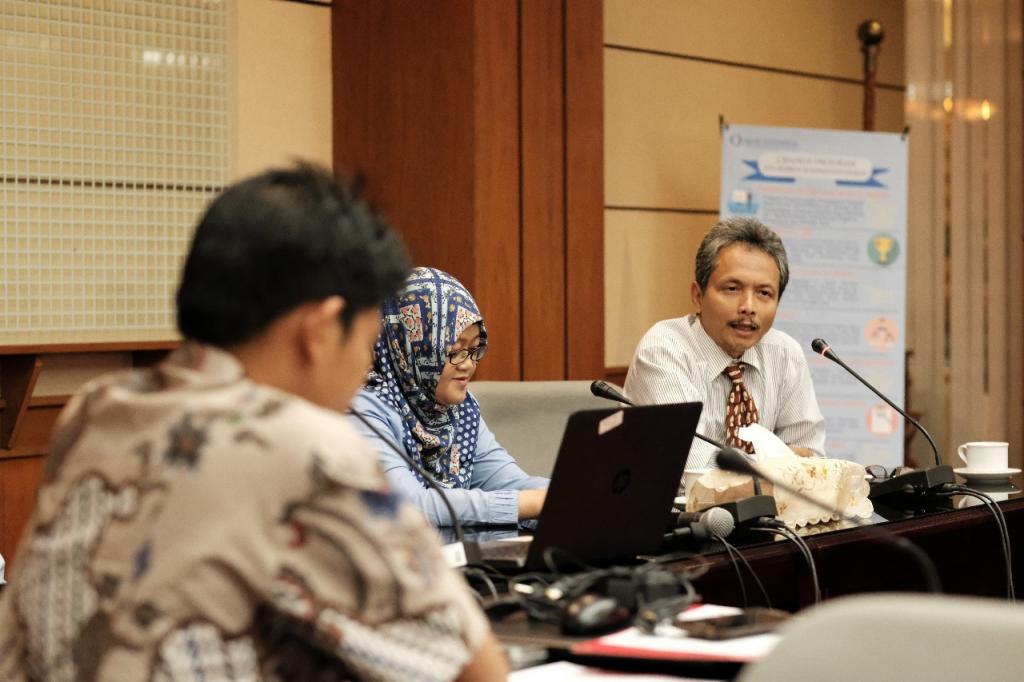 Kepala Perwakilan BI Provinsi Kalimantan Barat, Prijono, sedang Berbincang mengenai DBS untuk UMKM