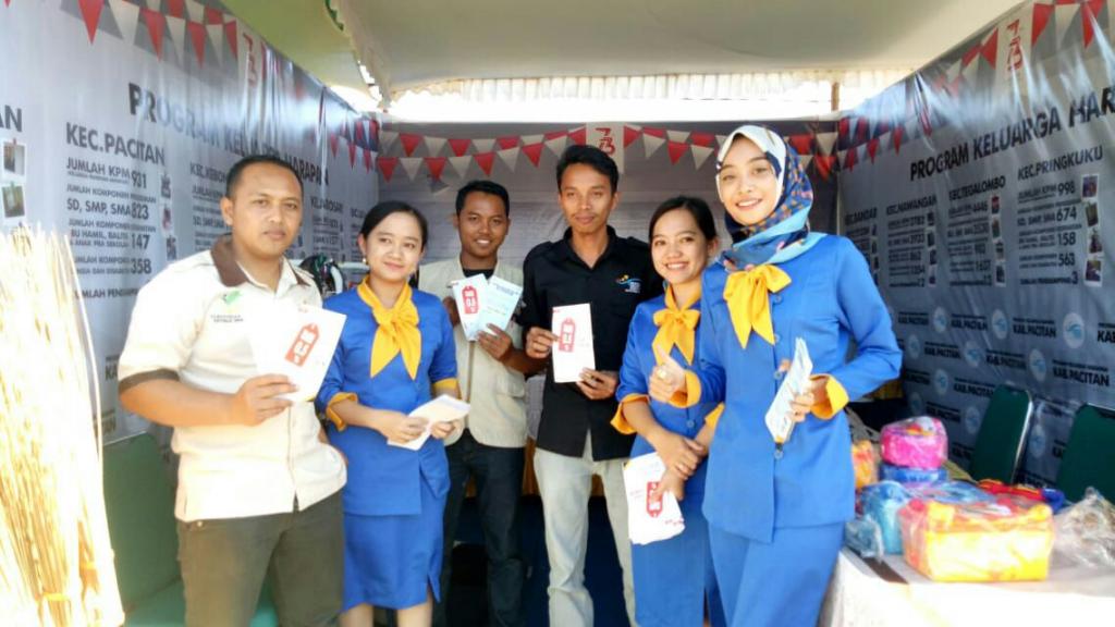 Pegawai Non Organik KP2KP Pacitan bagikan Brosur PP 23 di Pacitan Expo (Rabu, 15/8)