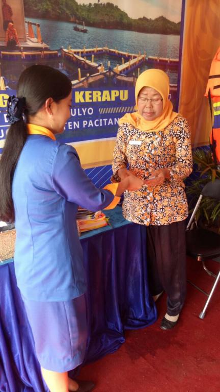 Pegawai Non Organik KP2KP Pacitan bagikan Brosur PP 23 di Pacitan Expo (Rabu, 15/8)