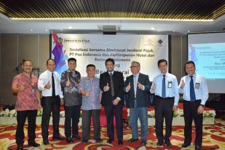 Foto bersama Kakanwil DJP, Kepala Regional PT Pos dan Ketua PHRI Sumsel.