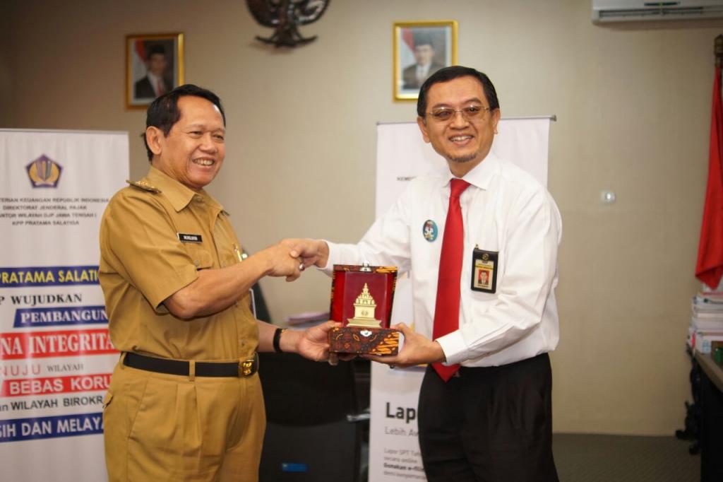 Kepala KPP Pratama Salatiga Toto Hendiarto mengimbau seluruh wajib pajak untuk memanfaatkan fasilitas yang disediakan Direktorat Jenderal Pajak untuk pelaporan SPT secara elektronik melalui e-Filing. Dengan e-Filing, kegiatan mengisi dan mengirim SPT Tahunan dapat dilakukan dengan cepat, mudah, dan aman serta dapat dilakukan di mana saja tanpa harus mendatangi kantor pelayanan pajak.