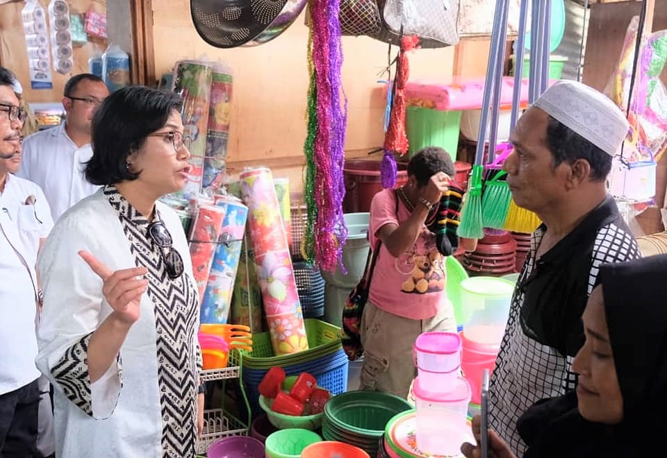 Menteri Keuangan menyapa pelaku usaha di Pasar Skouw di dekat Pos Lintas Batas Negara (PLBN) Skouw, Jayapura-Papua