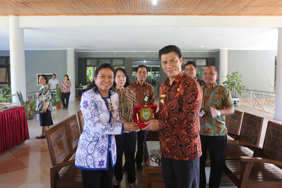 Cenderamata dari Bupati Halmahera Barat kepada Kakanwil DJP Sulutenggomalu