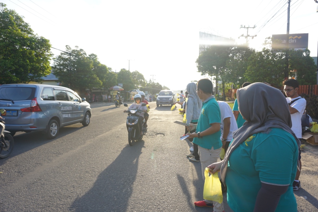 Pembagian souvenir dan leaflet di jalan depan KPP Pratama tarakan