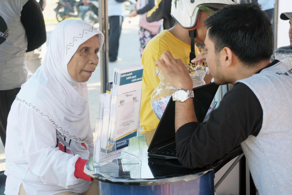 Petugas menjelaskan kewajiban perpajakan kepada seorang pensiunan PNS