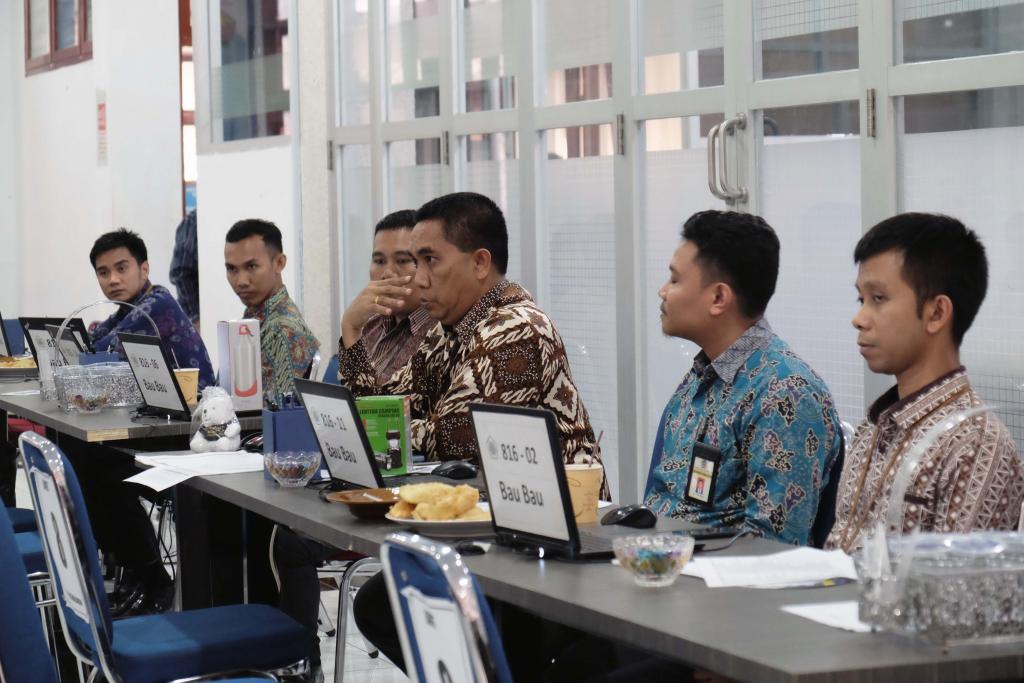 Kepala KPP Pratama Baubau Aporen Siregar memberikan arahan dalam rapat evaluasi